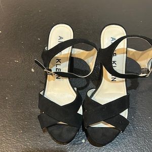 Anne Klein Lalima Platform Sandals sz 7.
1¼" platform, 4½" covered block heel.
